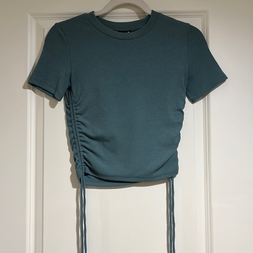 Ribbed adjustable tie top